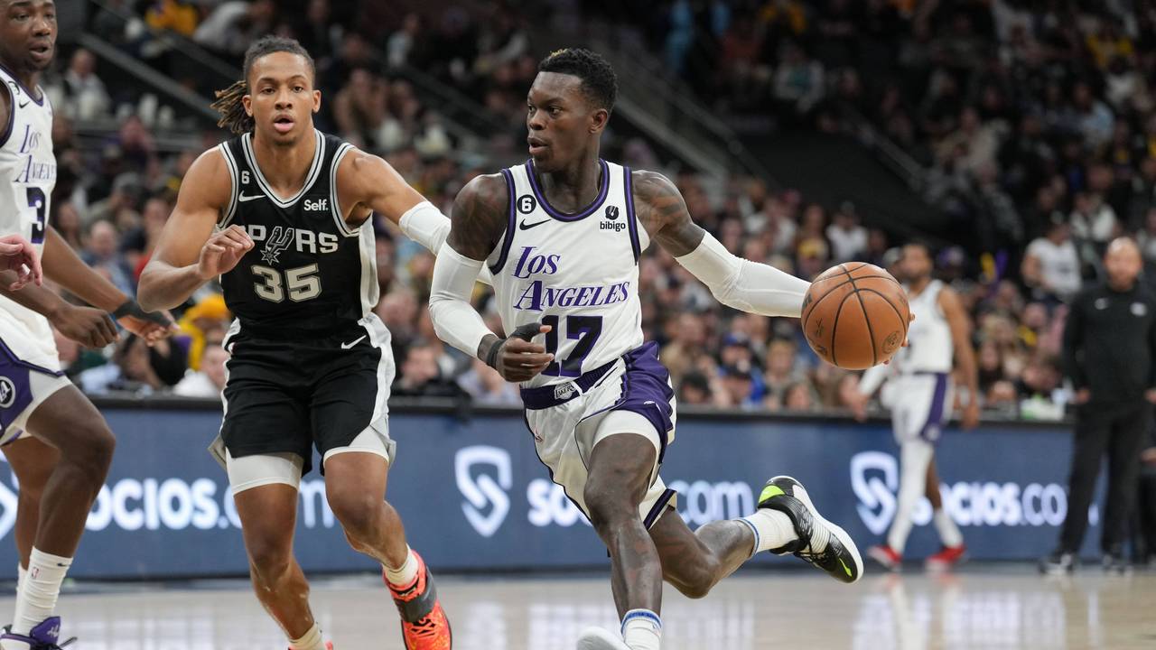 Lakers Dennis Schröder (r.) läuft mit dem Ball in Richtung Korb, Spurs Keldon Johnson kann nur hinterhergucken.