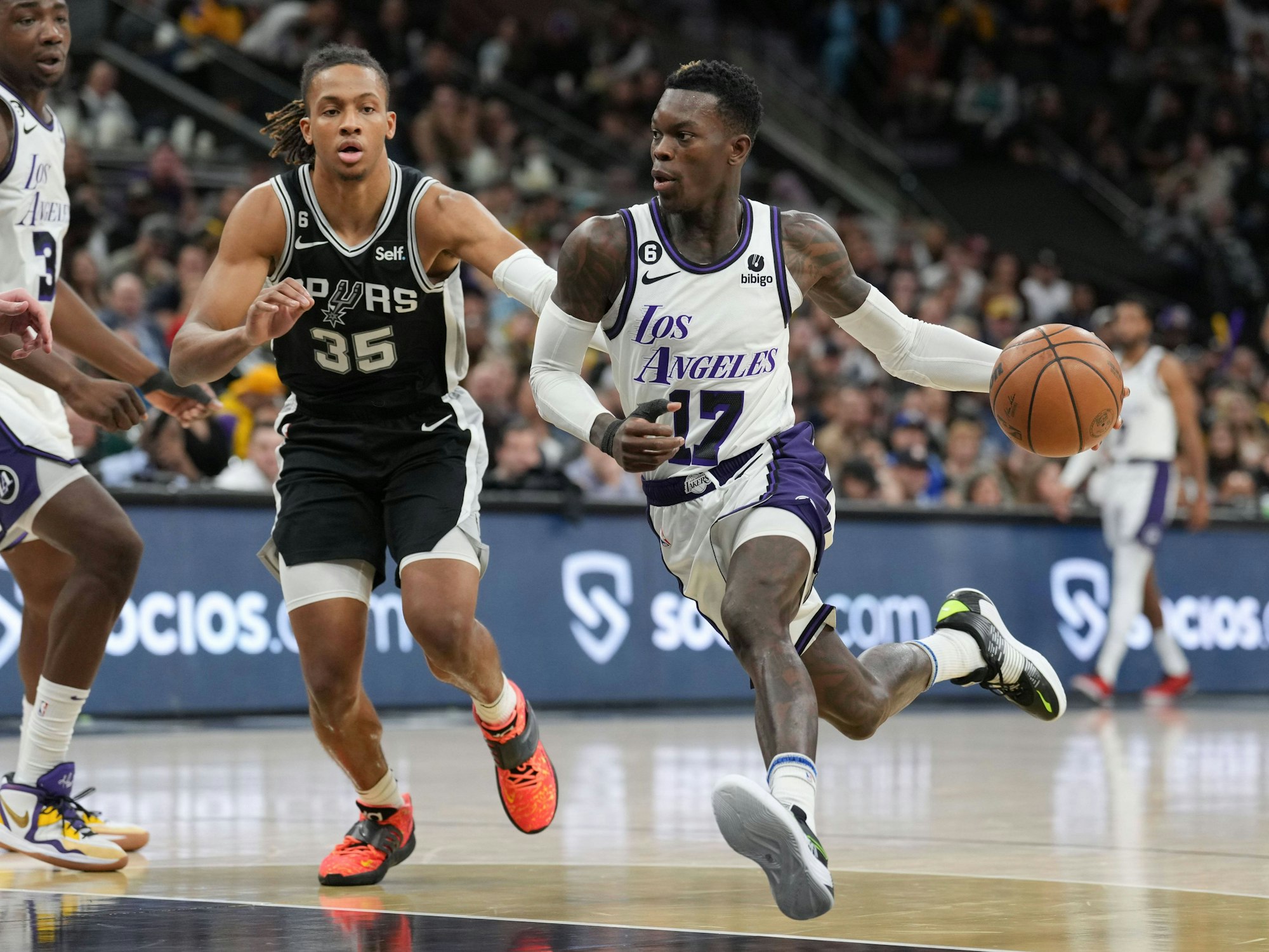 Lakers Dennis Schröder (r.) läuft mit dem Ball in Richtung Korb, Spurs Keldon Johnson kann nur hinterhergucken.