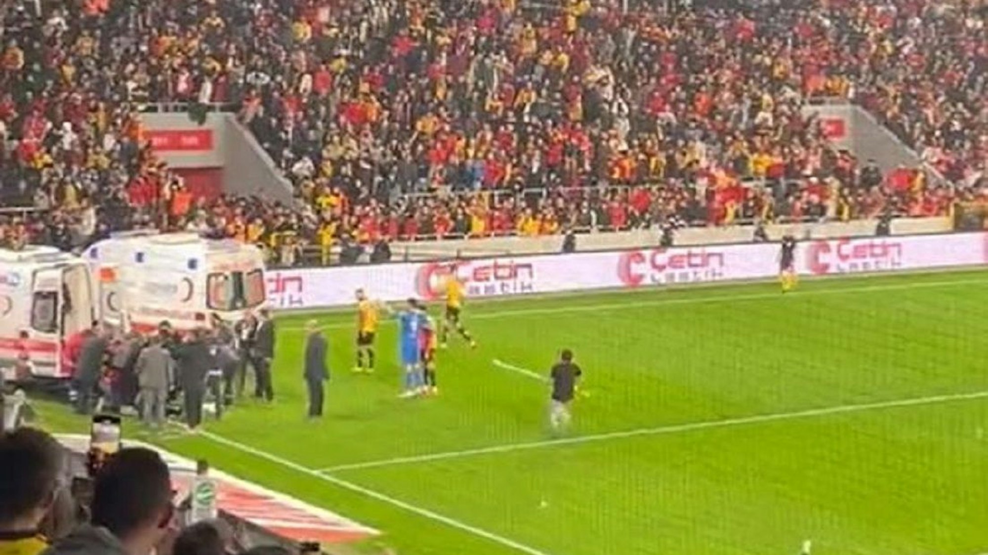 Ein Fan rennt mit einer Eckfahne in Richtung des Altay-Keepers Ozan Evrim Özenc.