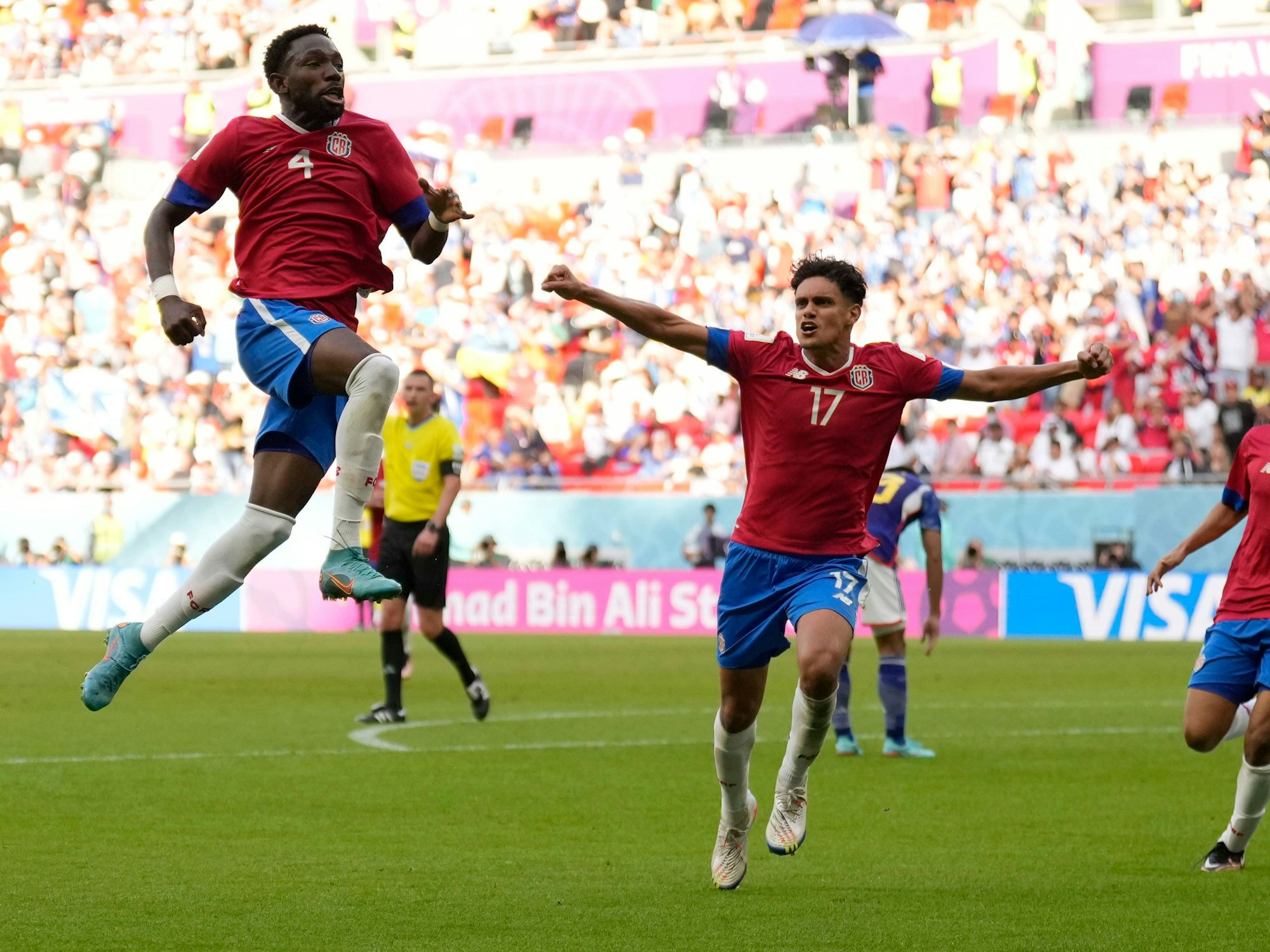 Costa Rica's Keysher Fuller jubelt und springt in die Luft, seine Teamkollegen laufen ihm hinterher.