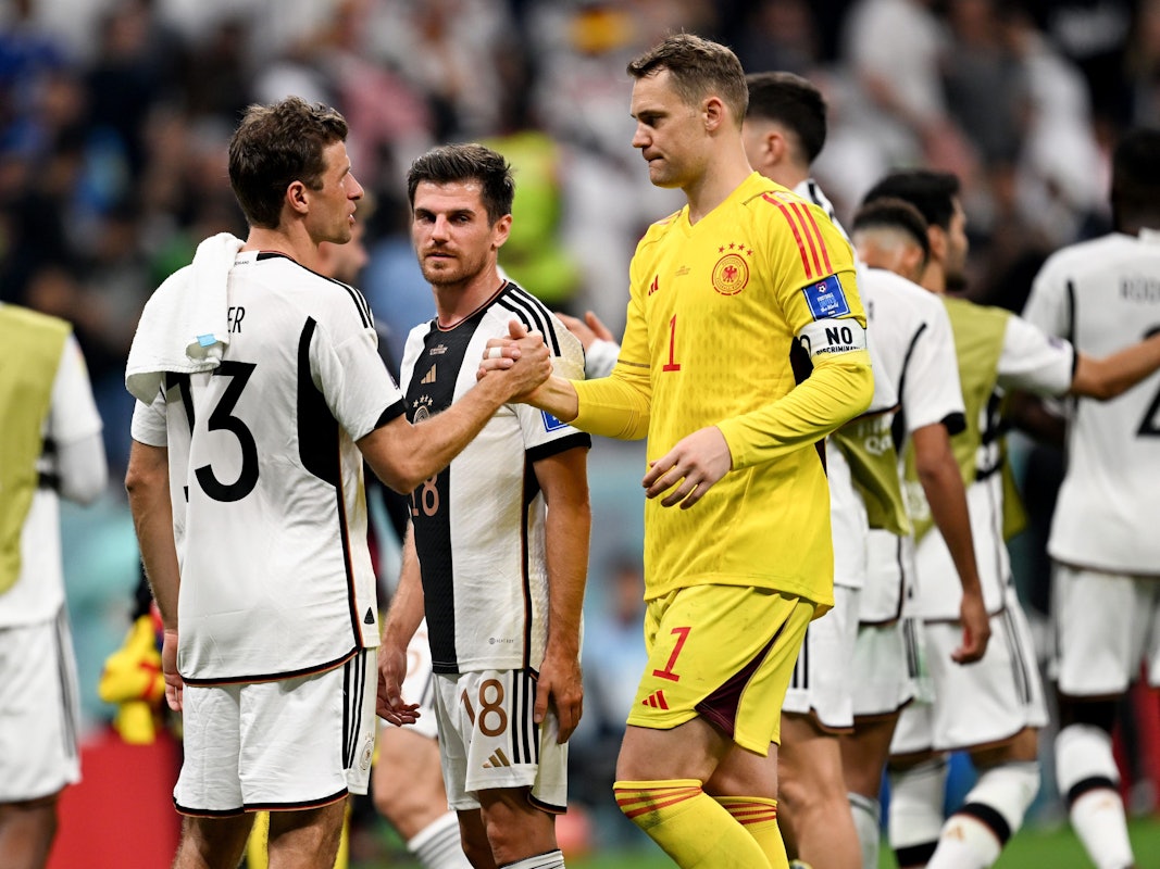 Thomas Müller und Manuel Neuer beglückwünschen sich nach dem 1:1 gegen Spanien bei der WM in Katar.