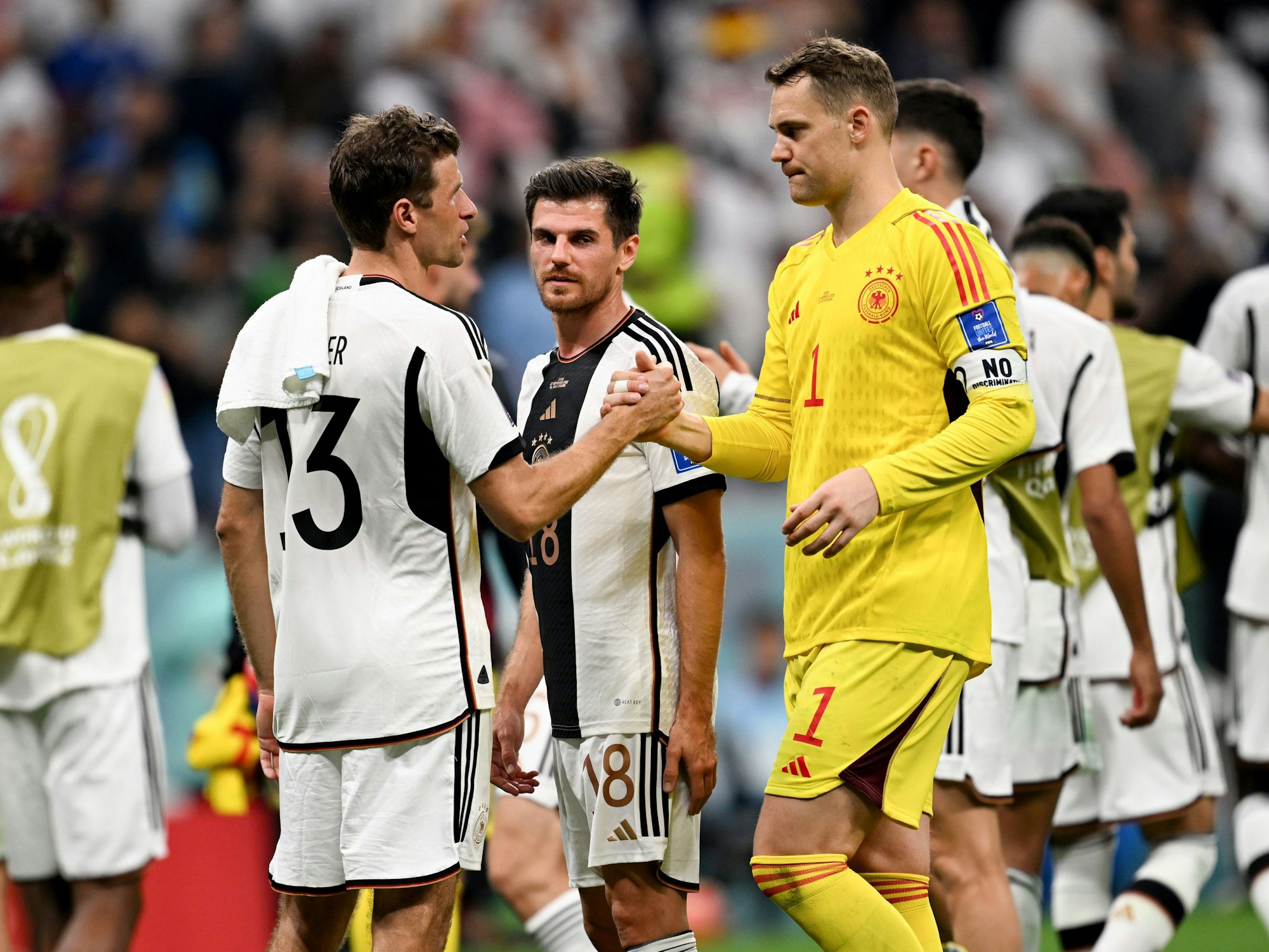 Thomas Müller und Manuel Neuer beglückwünschen sich nach dem 1:1 gegen Spanien bei der WM in Katar.
