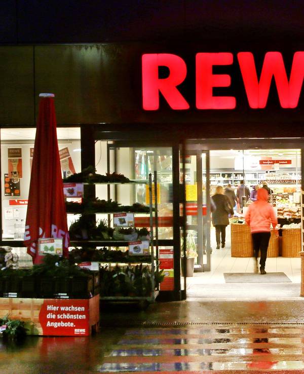 Die Wurst wurde auch bei Rewe verkauft. Unser Foto zeigt den Eingang einer Rewe-Filiale.