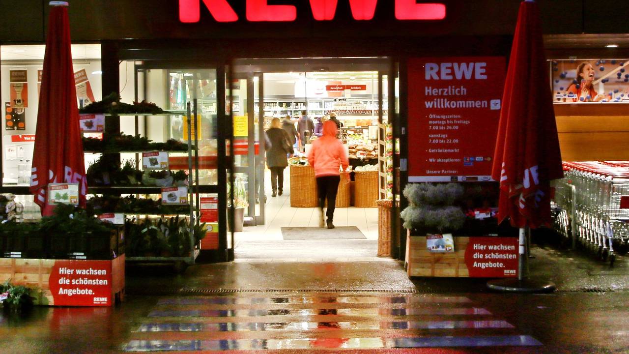 Die Wurst wurde auch bei Rewe verkauft. Unser Foto zeigt den Eingang einer Rewe-Filiale.