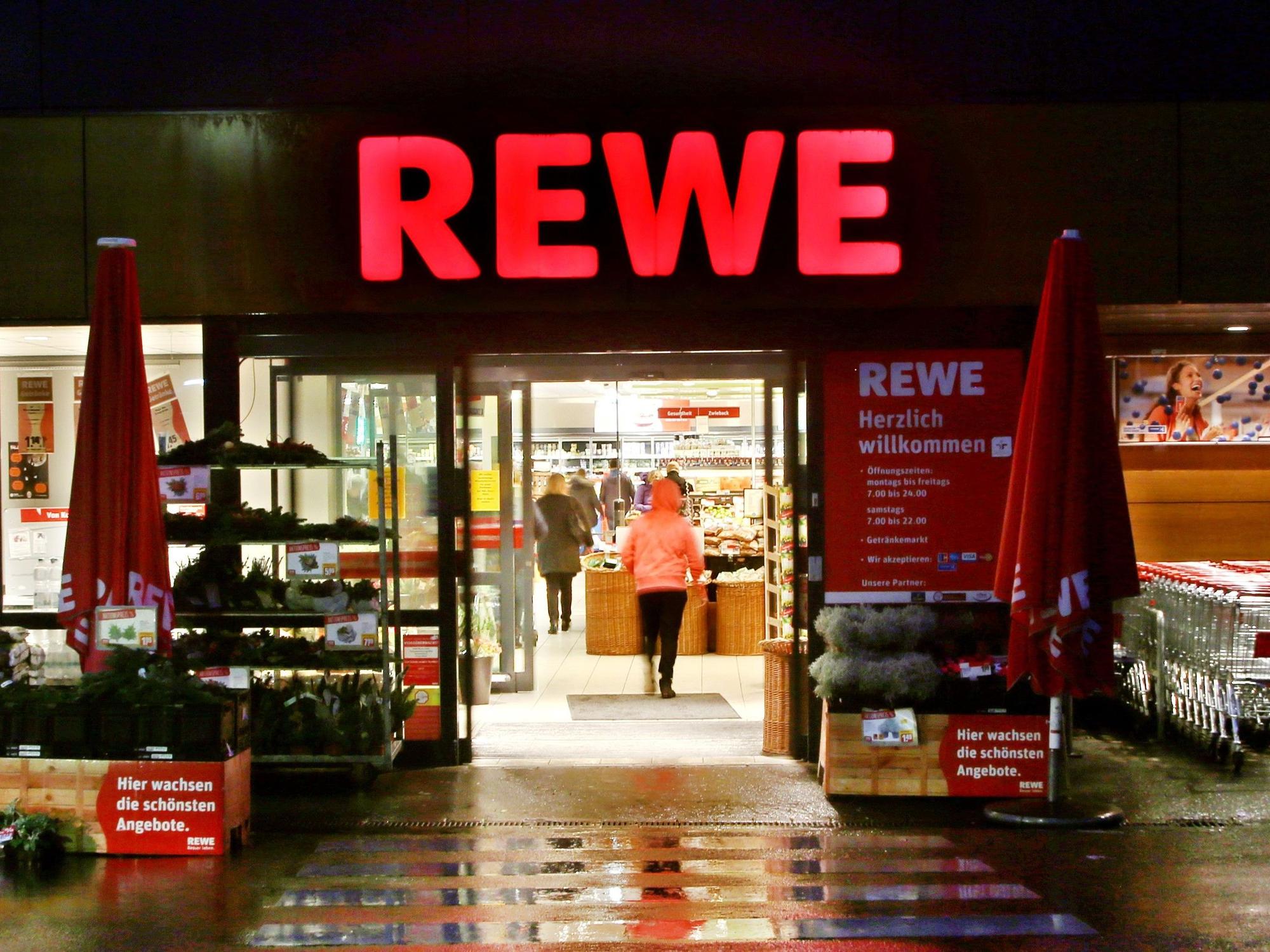 Die Wurst wurde auch bei Rewe verkauft. Unser Foto zeigt den Eingang einer Rewe-Filiale.