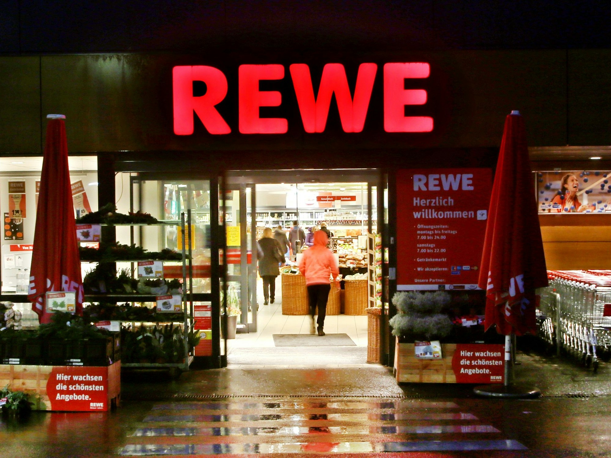 Die Wurst wurde auch bei Rewe verkauft. Unser Foto zeigt den Eingang einer Rewe-Filiale.