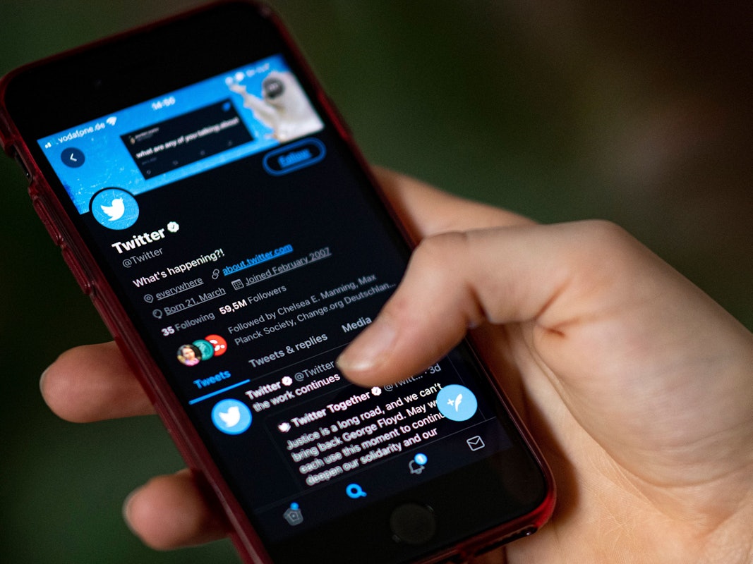 Auf dem Bildschirm eines Smartphones sieht man die Timeline in der App Twitter.