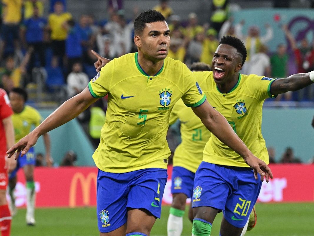 Casemiro jubelt gemeinsam mit Vinicius Junior über seinen Treffer gegen die Schweiz.