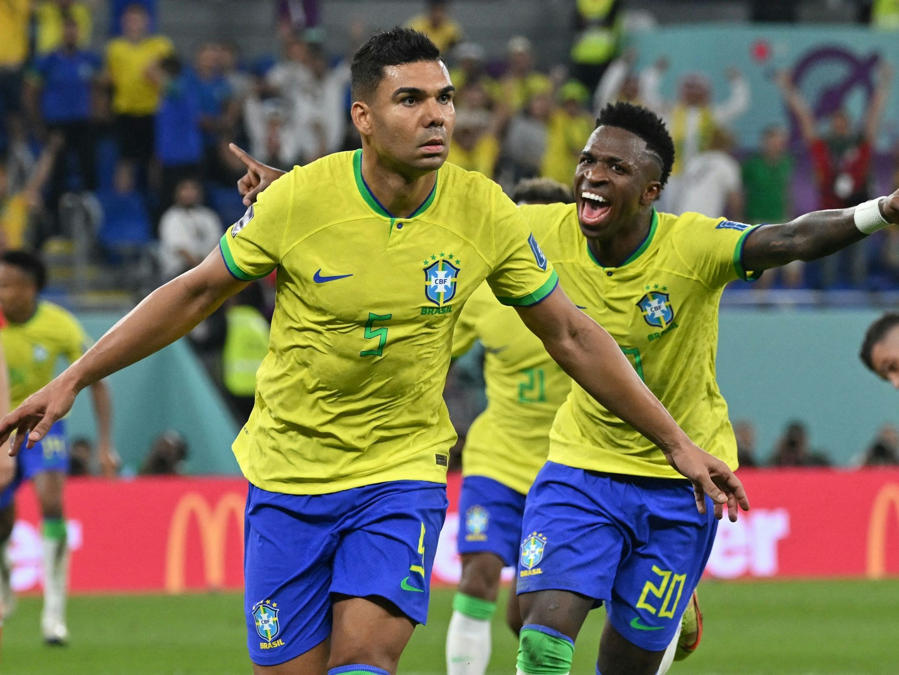 Casemiro jubelt gemeinsam mit Vinicius Junior über seinen Treffer gegen die Schweiz.