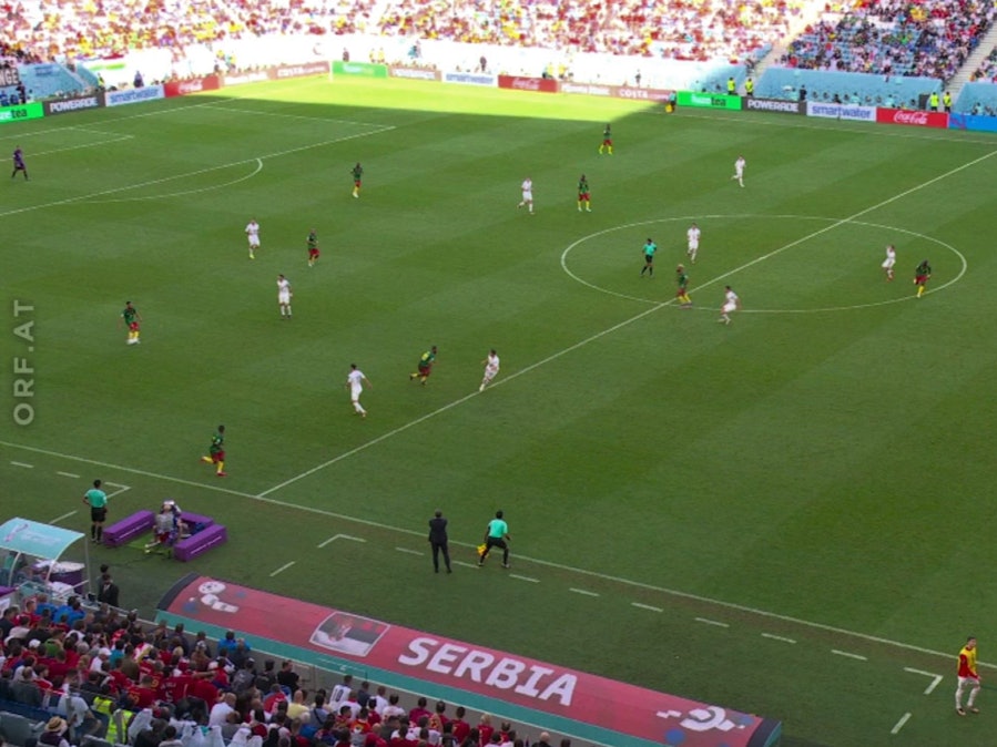 Screenshot aus einem Highlight-Video des ORF zum Spiel zwischen Kamerun und Serbien bei der WM 2022. Bei zwei knappen Abseits-Entscheidungen lag der Kommentator des ORF bei der Live-Übertragung daneben.
