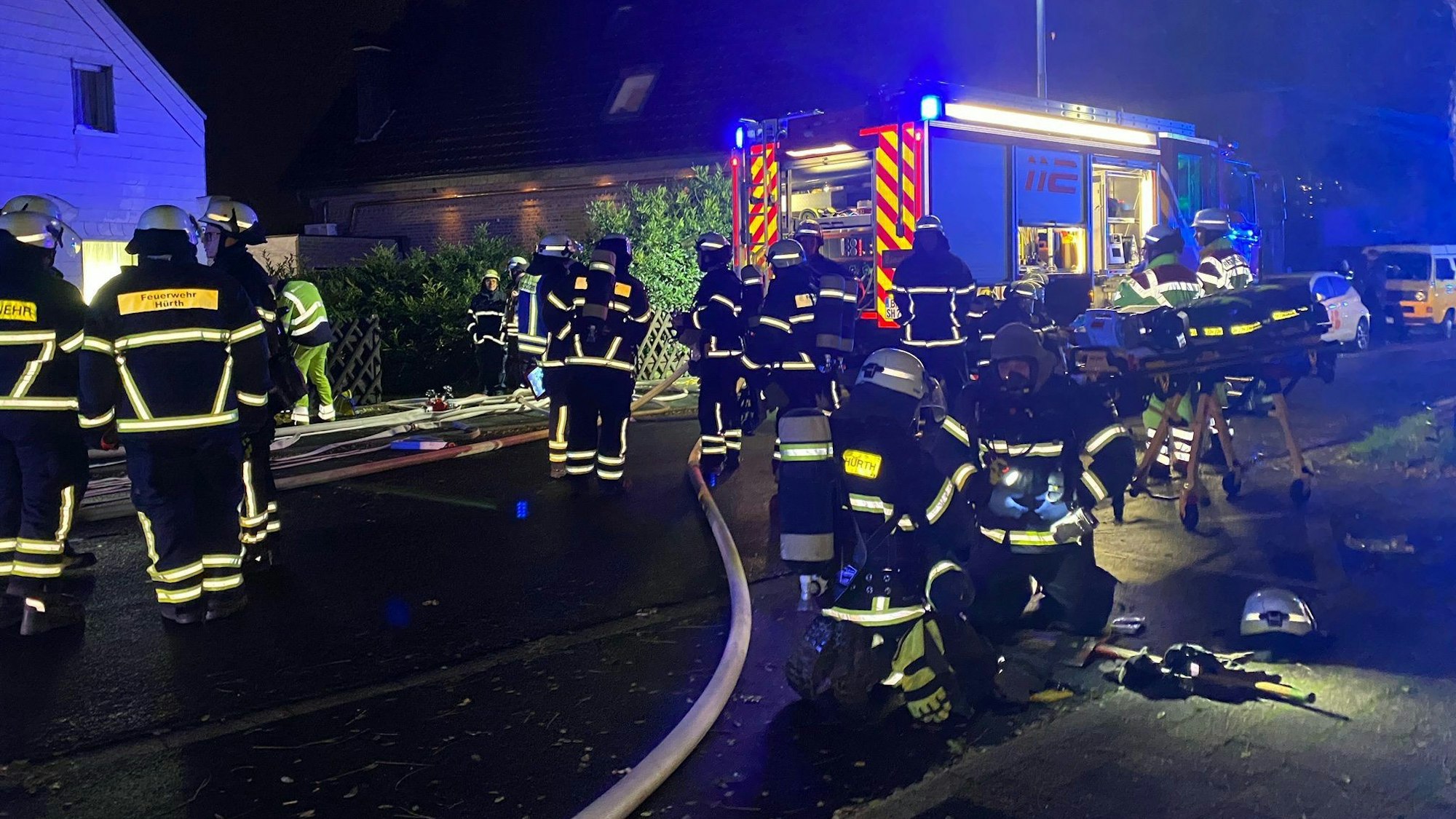 Feuerwehrleute bekämpfen einen Brand in Hürth.