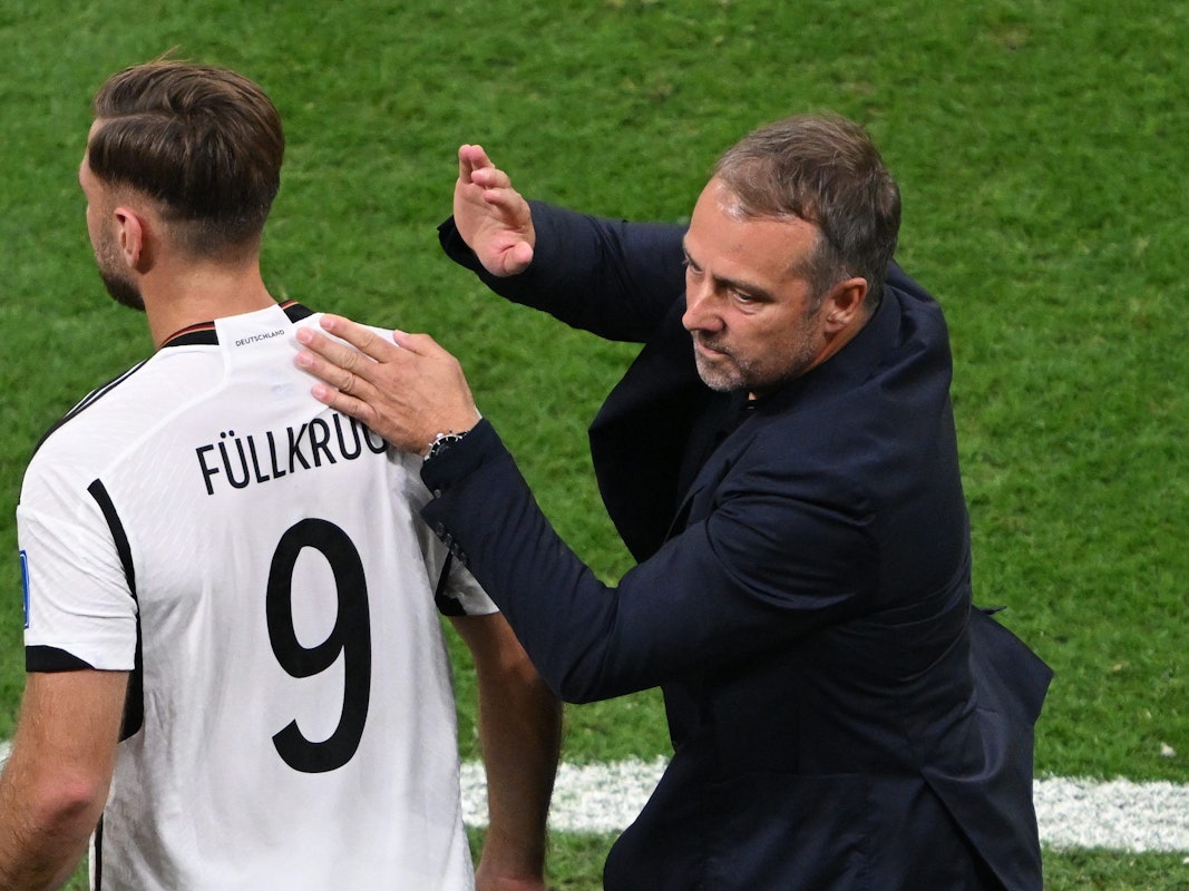 Bundestrainer Hansi Flick und sein Stürmer Niclas Füllkrug am Rande des deutschen WM-Spiels gegen Spanien am 27. November 2022 in Al-Chaur.