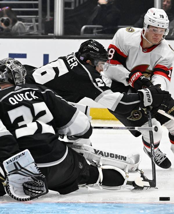 Tim Stützle kommt beim Spiel der Ottawa Senators bei den Los Angeles Kings in der NHL zum Abschluss