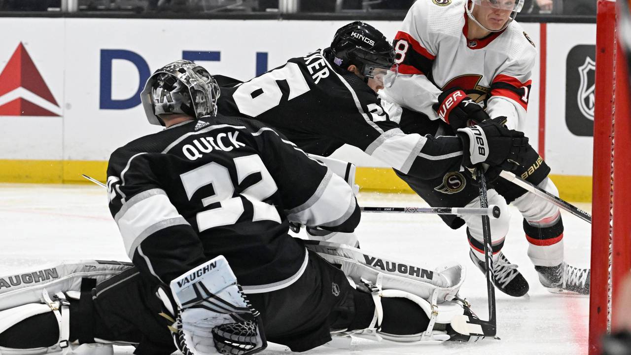 Tim Stützle kommt beim Spiel der Ottawa Senators bei den Los Angeles Kings in der NHL zum Abschluss