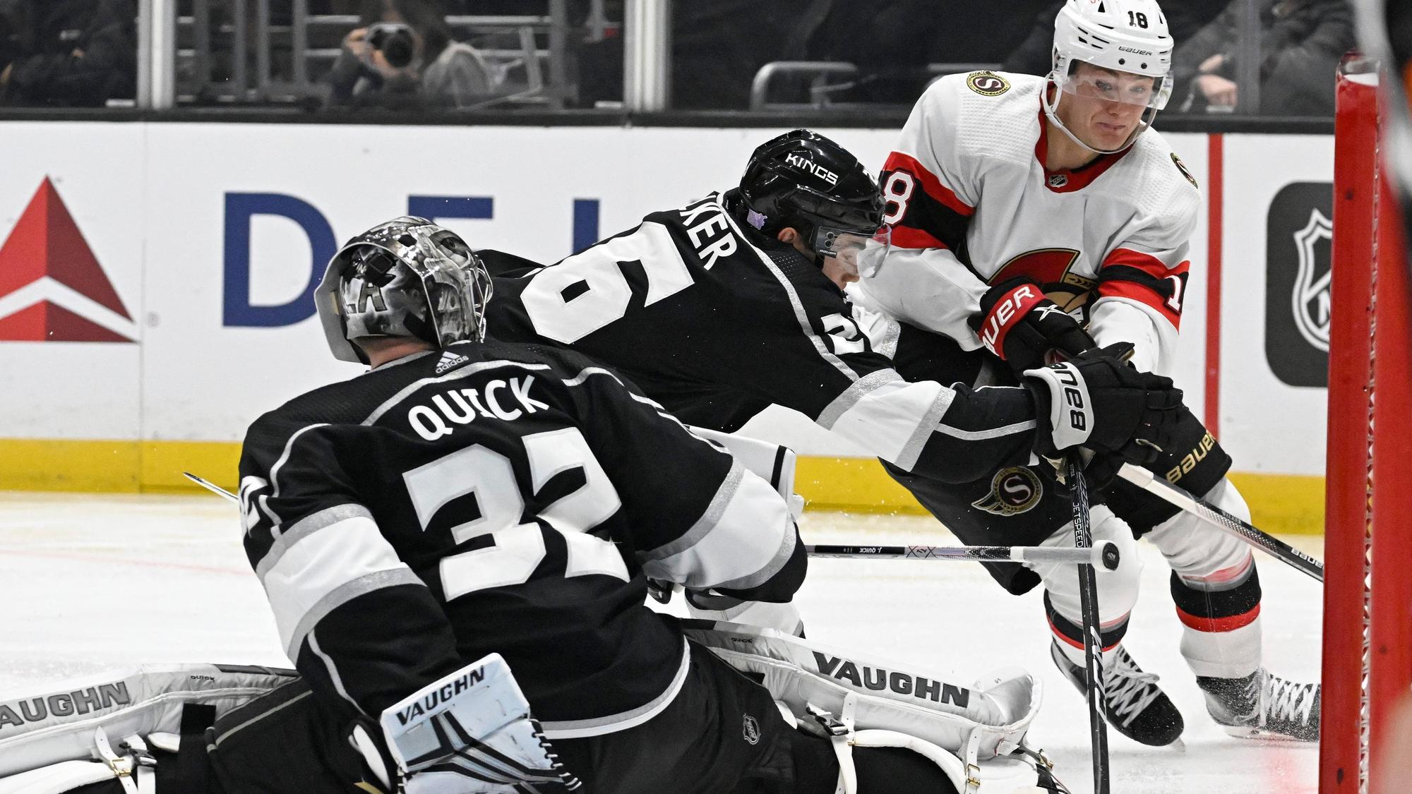 Tim Stützle kommt beim Spiel der Ottawa Senators bei den Los Angeles Kings in der NHL zum Abschluss
