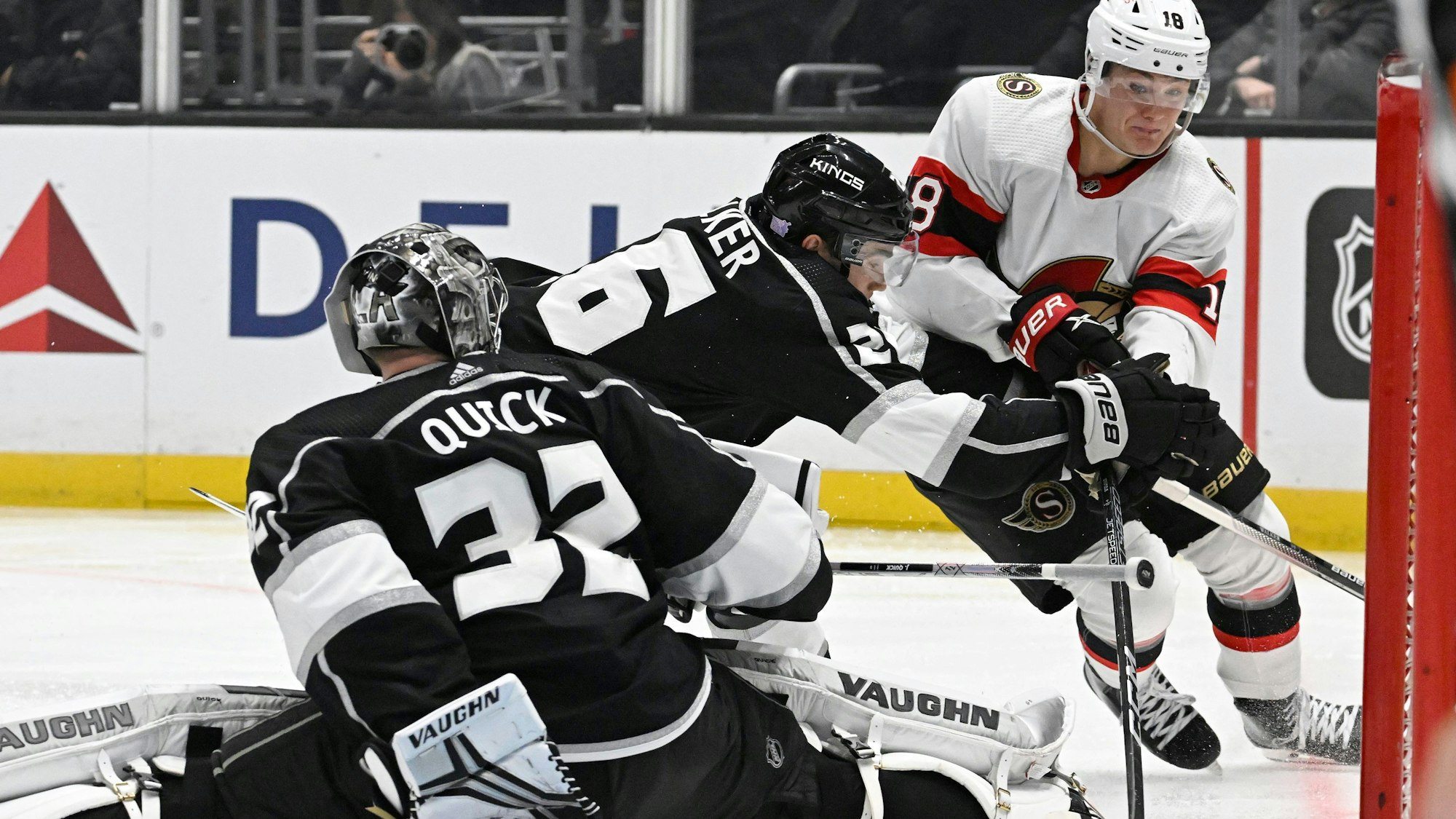 Tim Stützle kommt beim Spiel der Ottawa Senators bei den Los Angeles Kings in der NHL zum Abschluss