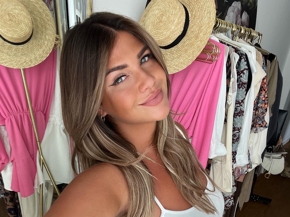 Farina Opoku posiert für ein Selfie.