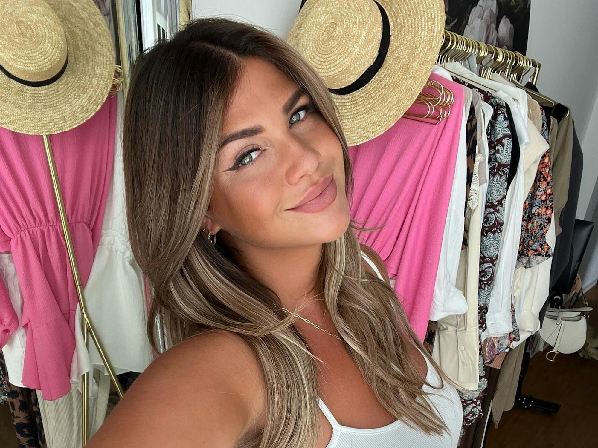 Farina Opoku posiert für ein Selfie.