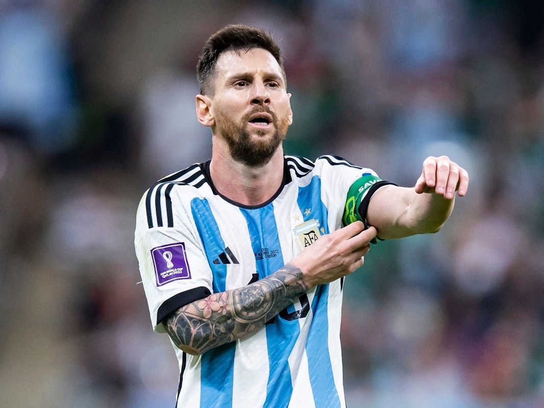 Lionel Messi rückt bei einem WM-Spiel mit Argentinien seine Kapitänsbinde zurecht