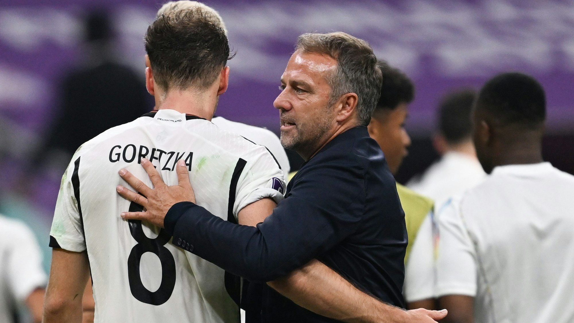 Bundestrainer Hansi Flick (r) umarmt nach dem Spiel Leon Goretzka.