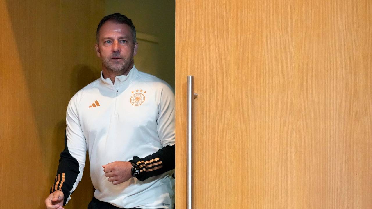 Hansi Flick betritt den Pressekonferenz-Raum in Doha.