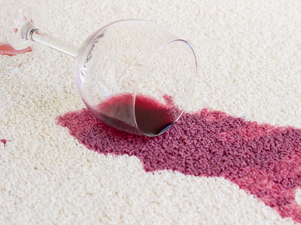 Rotweinflecken entfernen ohne Chemie? Mit den richtigen Hausmitteln klappt's.