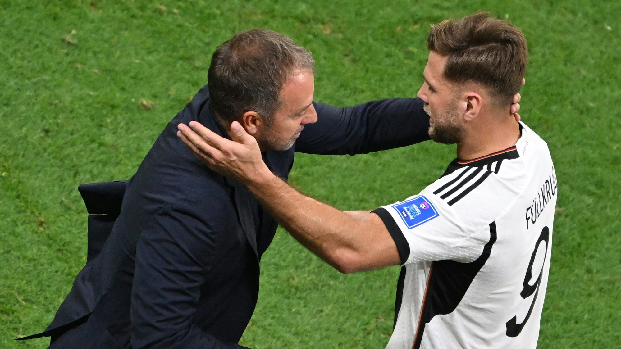 Niclas Füllkrug jubelt nach seinem Ausgleichstor bei der WM 2022 gegen Spanien mit Bundestrainer Hansi Flick.