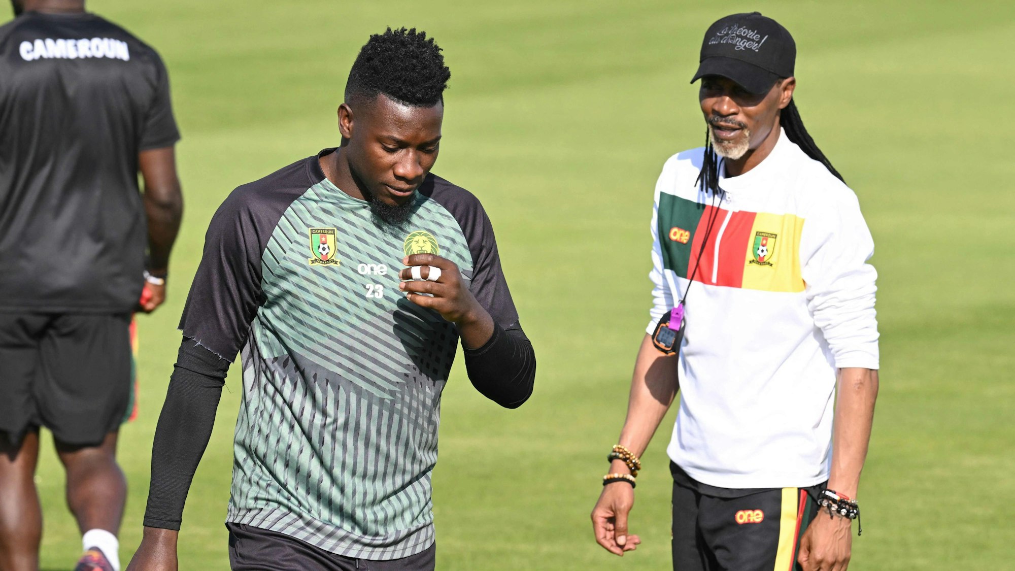 Kamerun-Trainer Rigobert Song (r.) steht im Training neben Nationalkeeper André Onana.