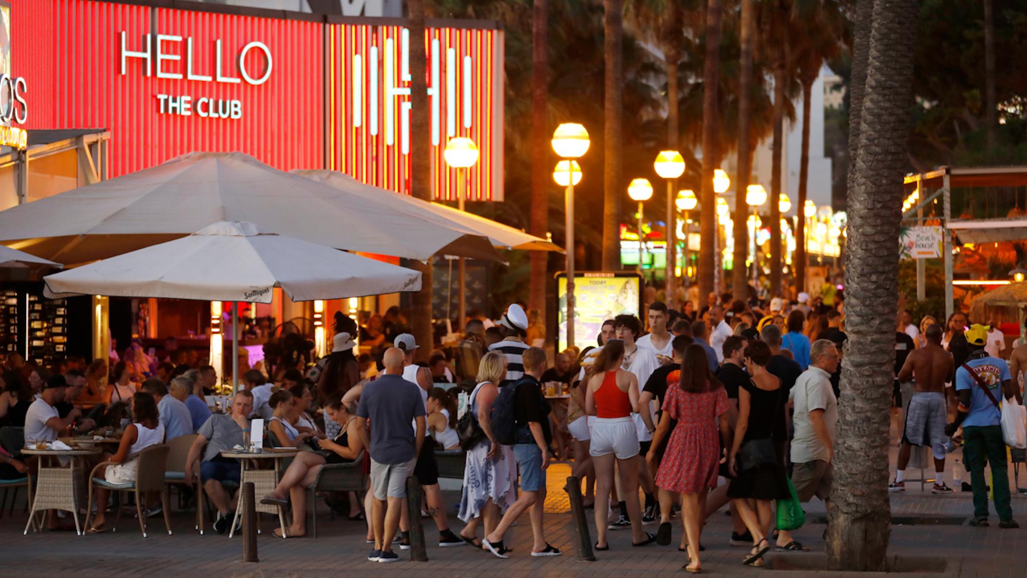 Touristen und Partygäste tummeln sich auf der Promenade von Arenal.
