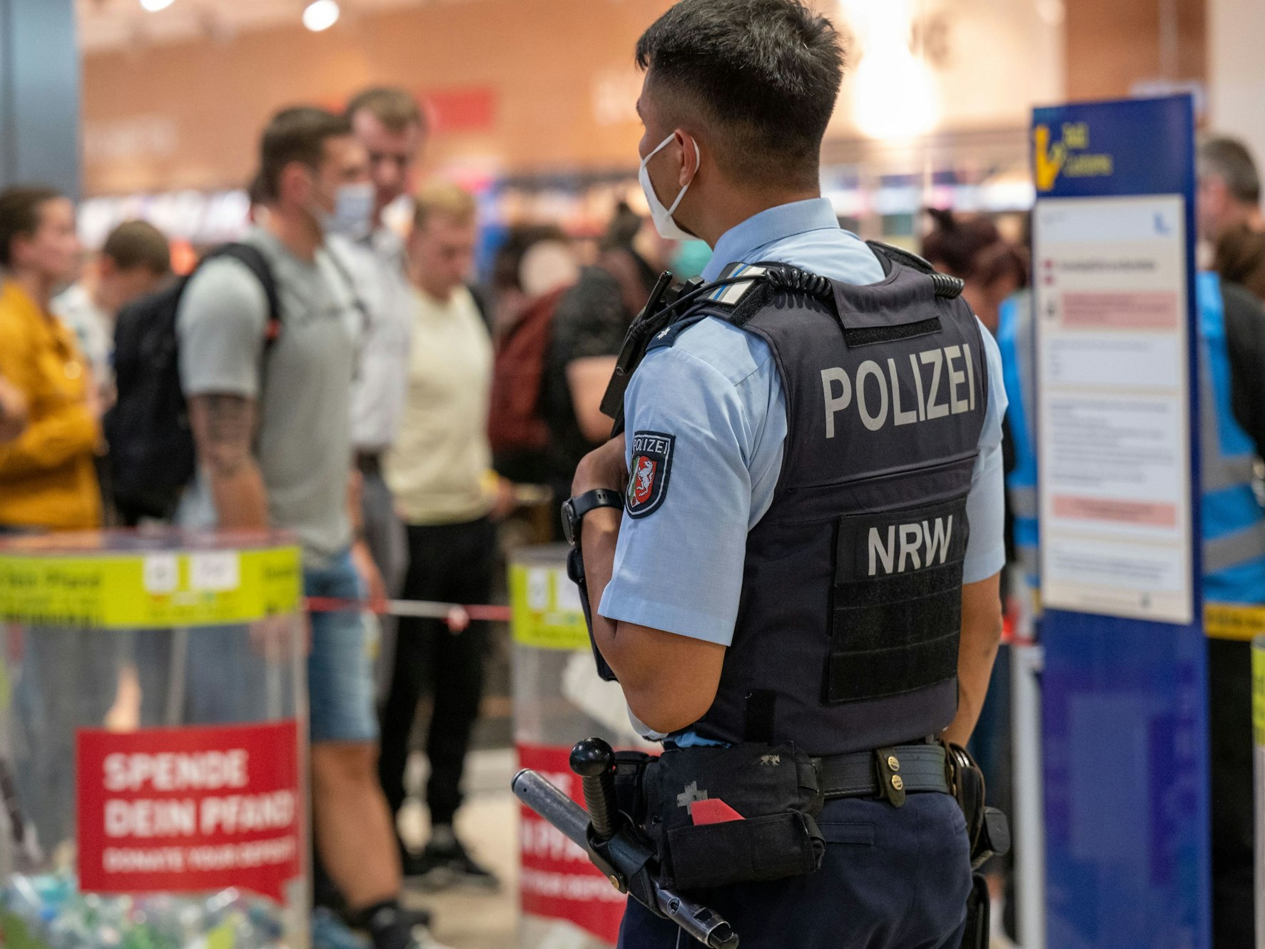 Die Landespolizei NRW muss am Flughafen aushelfen, weil die Bundespolizei überlastet ist.
