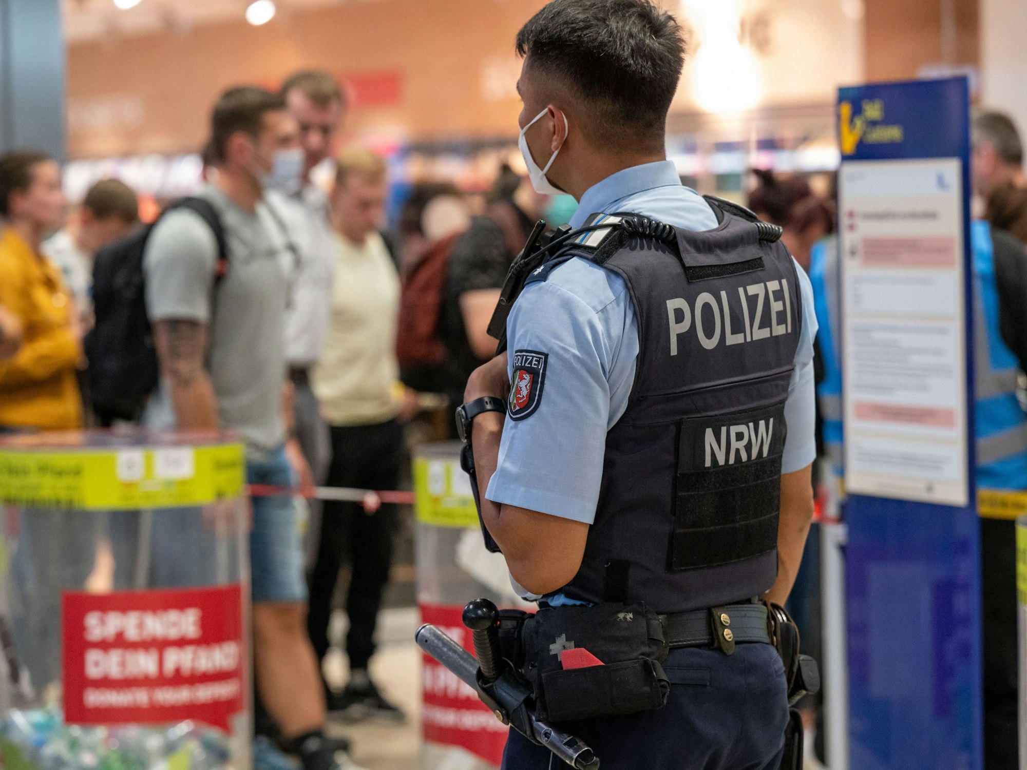 Die Landespolizei NRW muss am Flughafen aushelfen, weil die Bundespolizei überlastet ist.