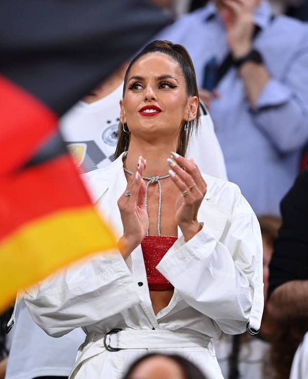 Izabel Goulart, Freundin von DFB-Torhüter Kevin Trapp, beim WM-Vorrundenspiel zwischen Spanien und Deutschland am 27. November 2022.
