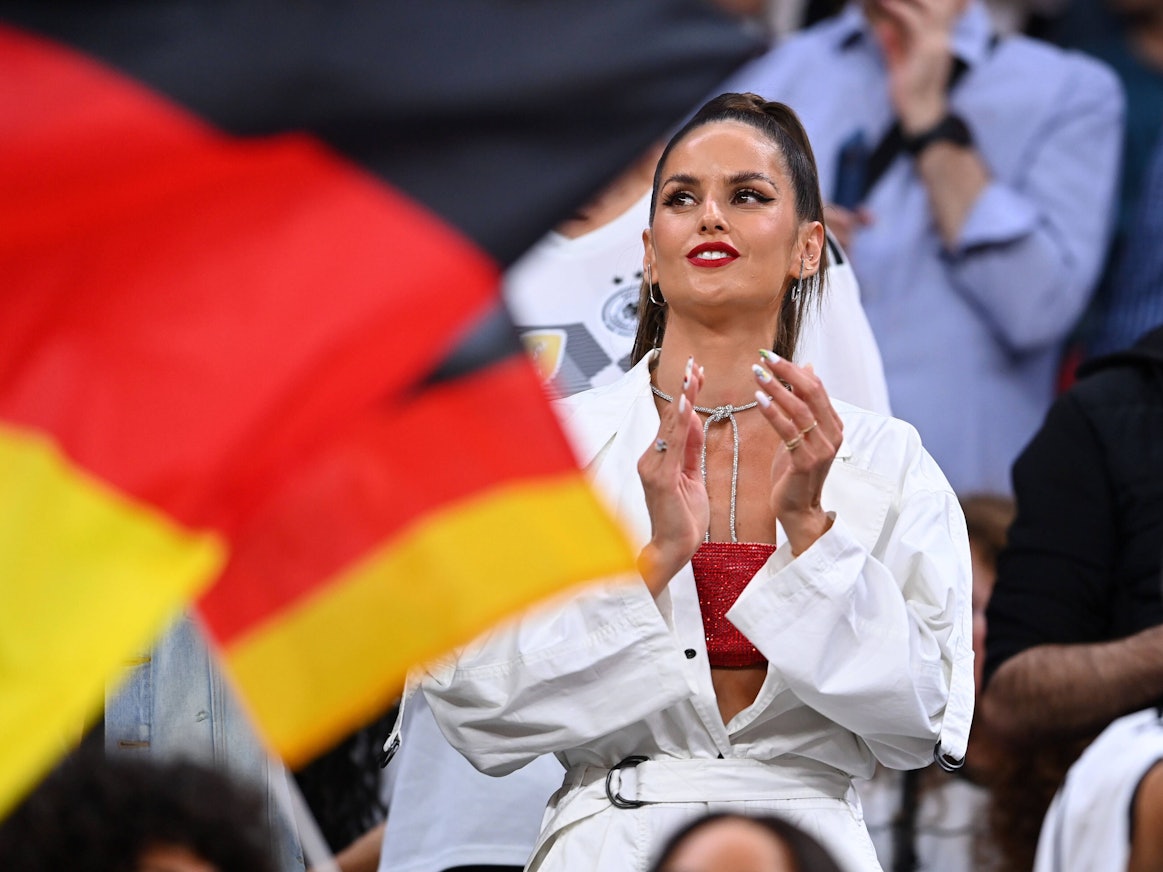 Izabel Goulart, Freundin von DFB-Torhüter Kevin Trapp, beim WM-Vorrundenspiel zwischen Spanien und Deutschland am 27. November 2022.