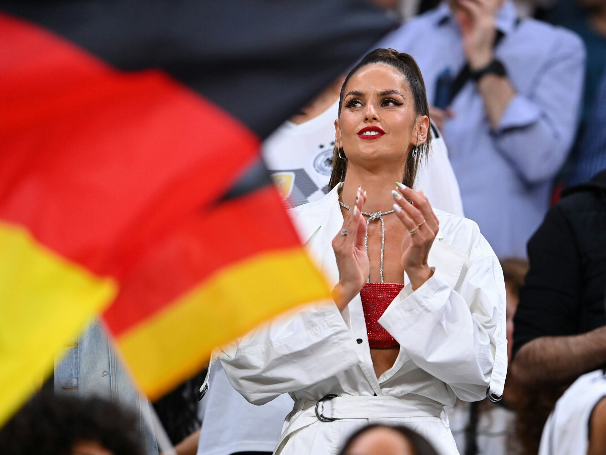 Izabel Goulart, Freundin von DFB-Torhüter Kevin Trapp, beim WM-Vorrundenspiel zwischen Spanien und Deutschland am 27. November 2022.