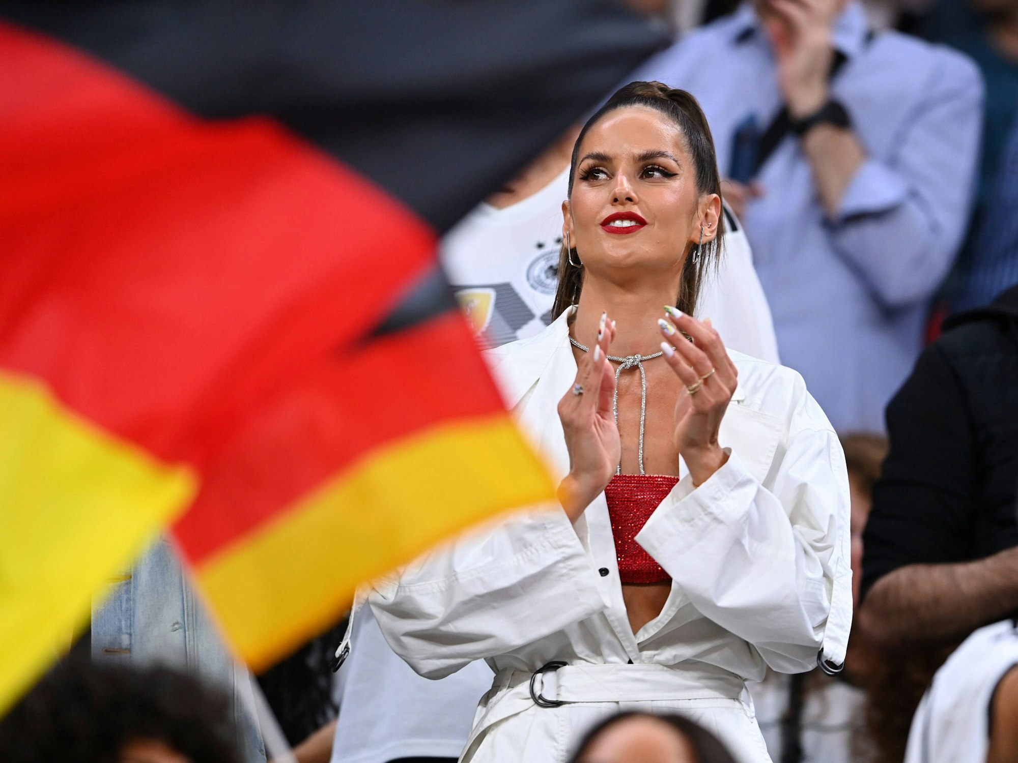 Izabel Goulart, Freundin von DFB-Torhüter Kevin Trapp, beim WM-Vorrundenspiel zwischen Spanien und Deutschland am 27. November 2022.