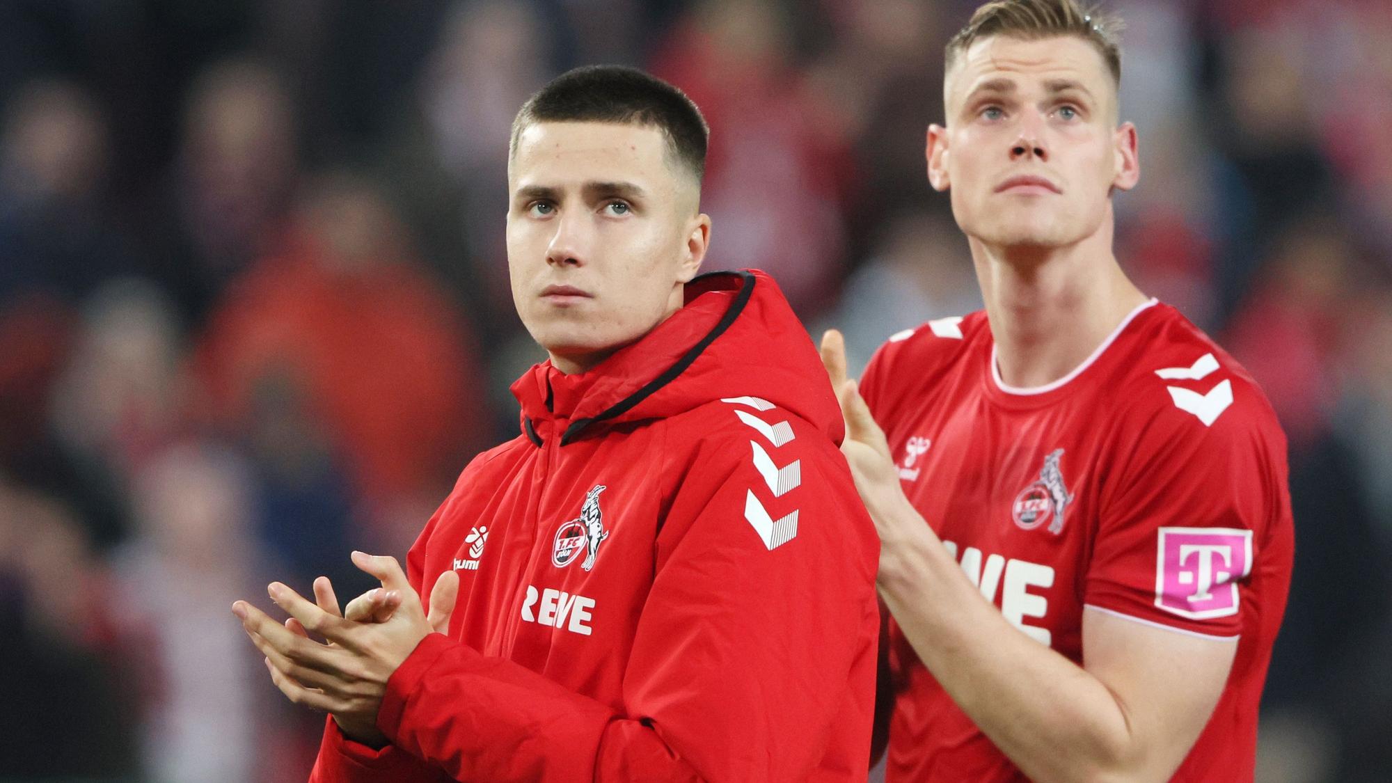 Denis Huseinbasic und Steffen Tigges bedanken sich bei den Fans des 1. FC Köln.