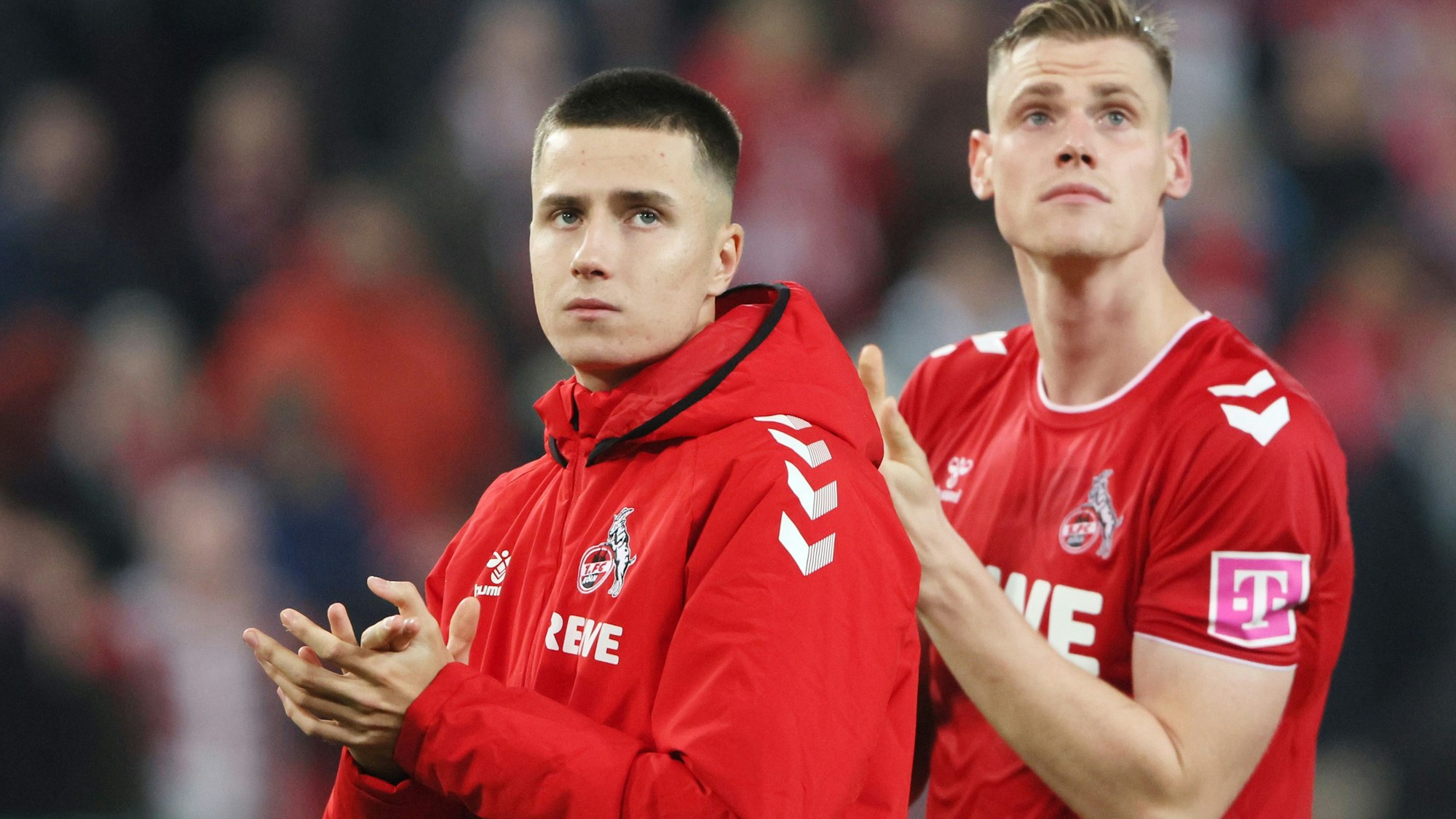 Denis Huseinbasic und Steffen Tigges bedanken sich bei den Fans des 1. FC Köln.