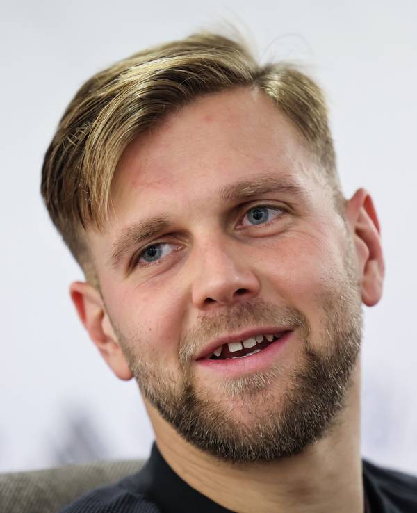 Niclas Füllkrug am 15. November 2022 bei einer Pressekonferenz vor dem Testspiel der deutschen Fußball-Nationalmannschaft gegen den Oman.