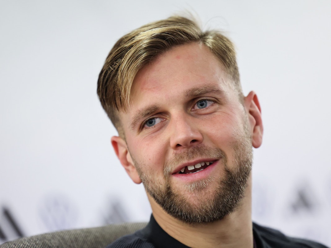 Niclas Füllkrug am 15. November 2022 bei einer Pressekonferenz vor dem Testspiel der deutschen Fußball-Nationalmannschaft gegen den Oman.