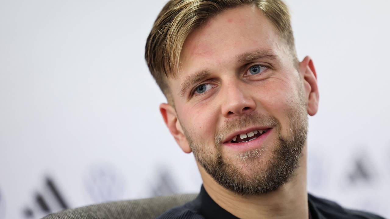 Niclas Füllkrug am 15. November 2022 bei einer Pressekonferenz vor dem Testspiel der deutschen Fußball-Nationalmannschaft gegen den Oman.
