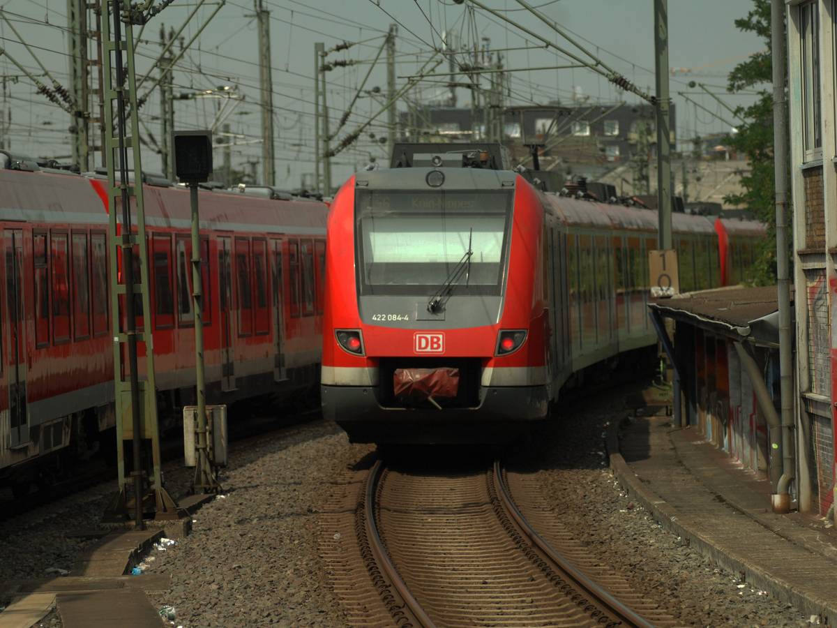 Eine S-Bahn fährt in der Nähe des Hansarings auf den Gleisen.