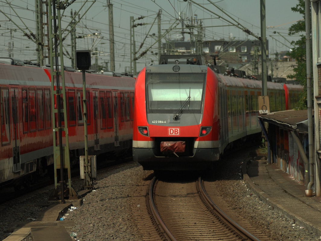 Eine S-Bahn fährt in der Nähe des Hansarings auf den Gleisen.