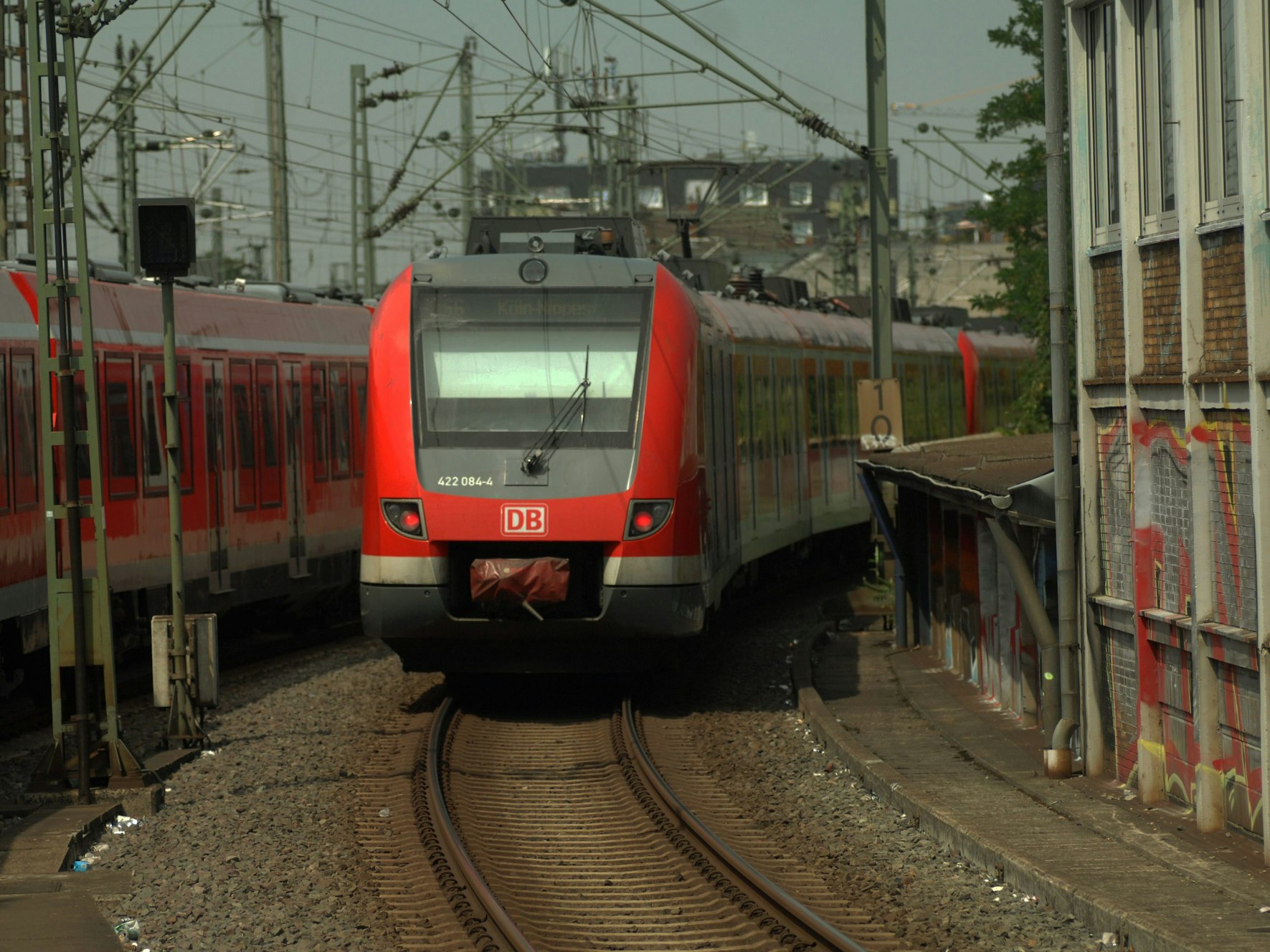 Eine S-Bahn fährt in der Nähe des Hansarings auf den Gleisen.