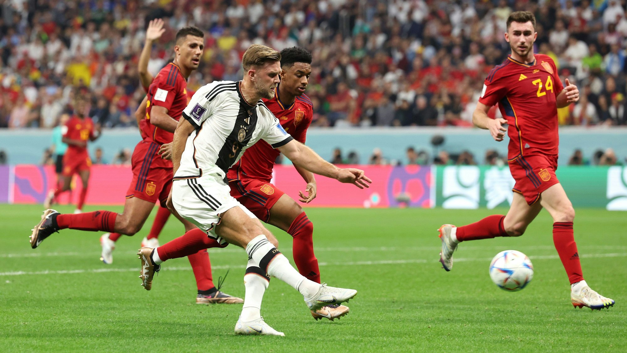 Niclas Füllkrug trifft gegen Spanien für Deutschland.