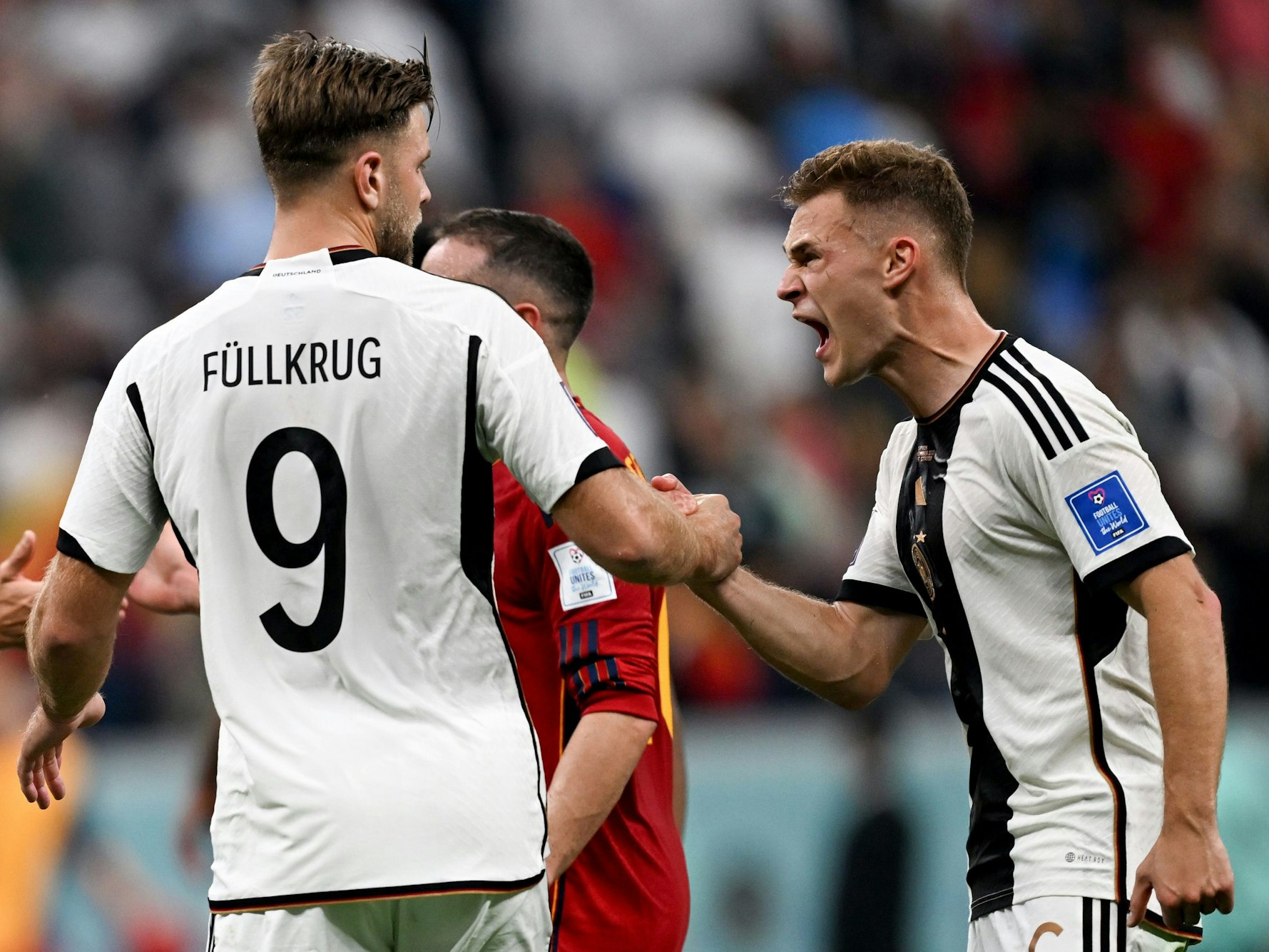 Deutschlands Niclas Füllkrug (l) jubelt nach dem Spiel mit dem Teamgefährten Joshua Kimmich.