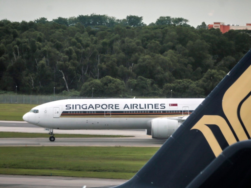 Eine Maschine der Singapore Airlines steht am Flughafen in Singapur.