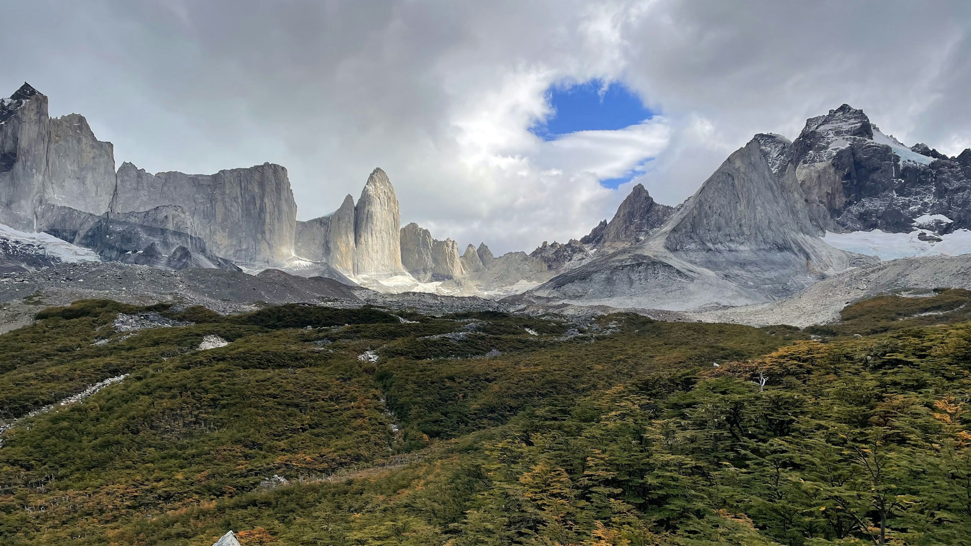 Das Vallée del Francés ist eines der Täler im Nationalpark. Im Hintergrund ist eine Felsenkulisse zu sehen, davor ein Wald.