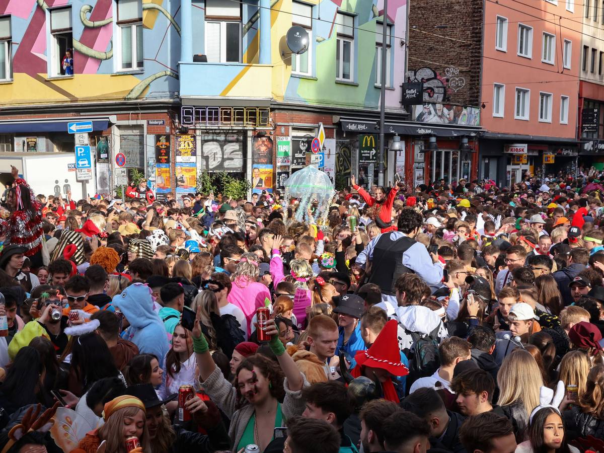 Viele Menschen feiern den 11.11. auf der Zülpicher Straße.