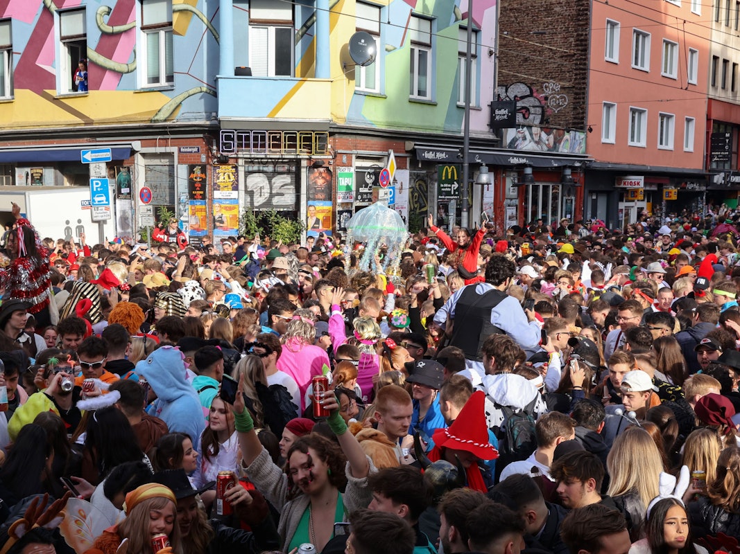 Viele Menschen feiern den 11.11. auf der Zülpicher Straße.