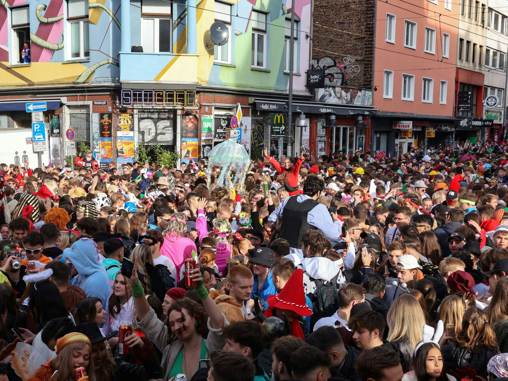 Viele Menschen feiern den 11.11. auf der Zülpicher Straße.